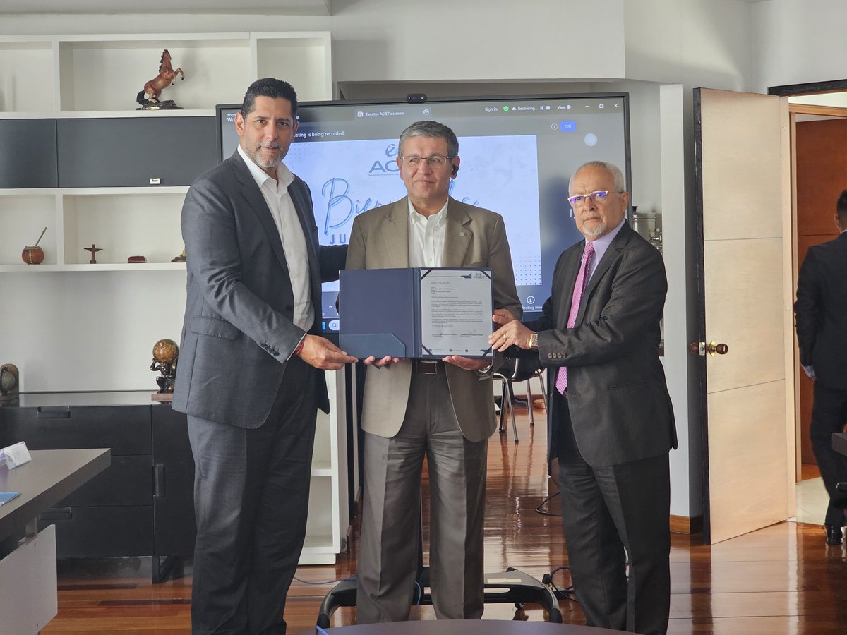 Hoy en la sede Bogotá recibimos a 12 rectores de
<a href="/AcietOficial/">ACIET</a> quienes llevaron a cabo su junta directiva periódica con el fin de plantear propuestas conjuntas en pro del sector educativo nacional. ¡Gracias por visitarnos y hacernos parte de estas iniciativas educativas!