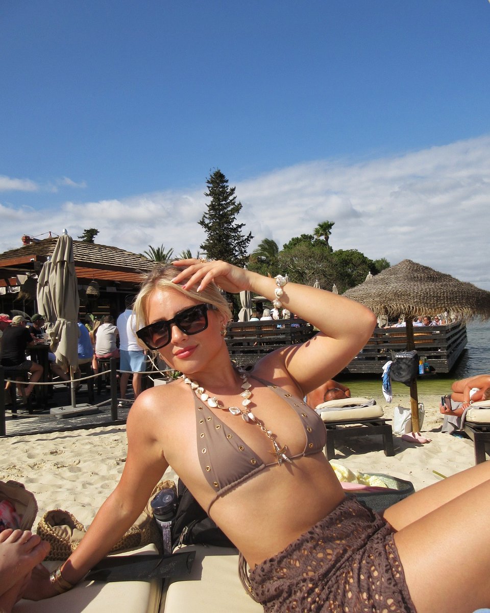 Jade1989822's tweet image. “Beach chic—crochet set, sunkissed vibes, and tropical skies. Embracing the beauty of laid - back luxury, where every thread tells a story. 🌴#BeachChic #LaidBackLuxury #TropicalStories