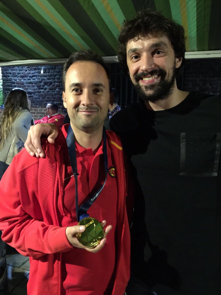Javi_Santamarta's tweet photo. 📹 𝗟𝗹𝘂𝗹𝗹, 𝗟𝗹𝘂𝗹𝗹, 𝗟𝗹𝘂𝗹𝗹 🎶 Chechi enorme, aquellos maravillosos e inolvidables años….

@23Llull | #GraciasLlull #LaFamilia #recuerdosparasiempre https://t.co/1upziygVMo