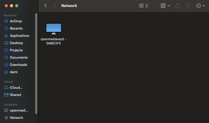 Antes de gastar guita en discos mas grandes para hacer el NAS local tenía una maquina sin uso con un SSD y un HDD, le instalé OpenMediaVault usando el SSD para poner el sistema y el HDD para datos.

Voy a empezar a usarla localmente y ver que tal rinde, por ahora solo con un HDD.