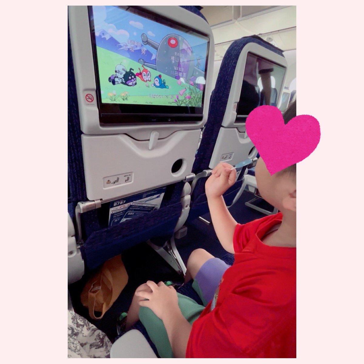 amaimonokureyo's tweet photo. 今年も２人で実家に10日間くらい帰省✈️できた
気圧で耳が痛くなるはずと思って、大量にグミを持参したけど、行きも帰りも着陸時はやっぱり少し痛がってた...
というか怒ってた😇 https://t.co/GIQ46ARyX2