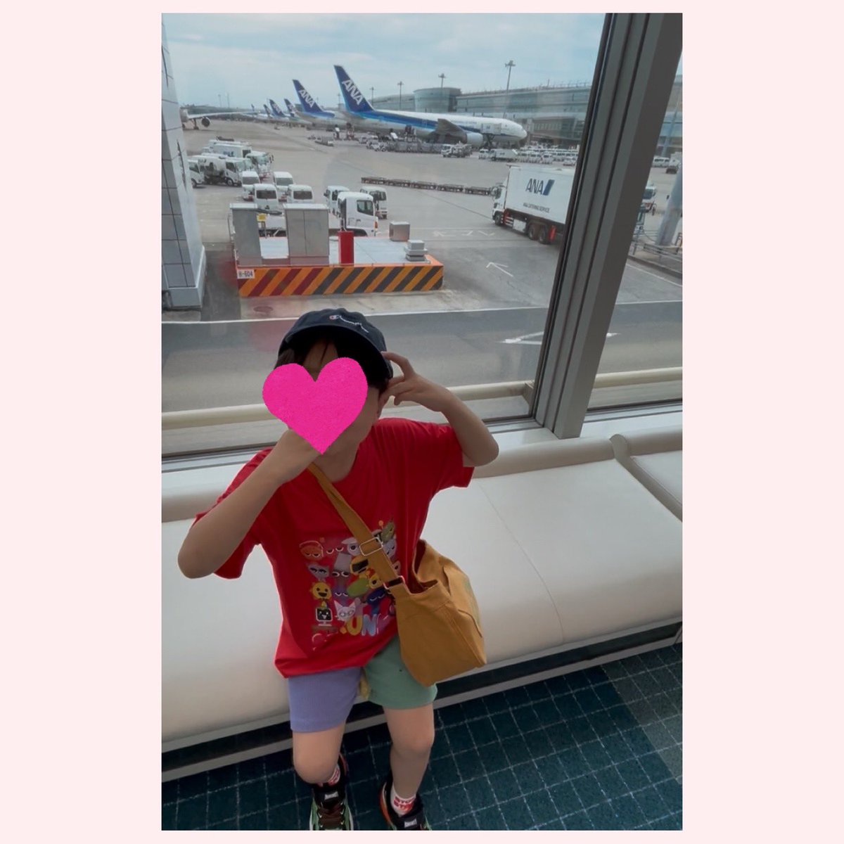 amaimonokureyo's tweet photo. 今年も２人で実家に10日間くらい帰省✈️できた
気圧で耳が痛くなるはずと思って、大量にグミを持参したけど、行きも帰りも着陸時はやっぱり少し痛がってた...
というか怒ってた😇 https://t.co/GIQ46ARyX2