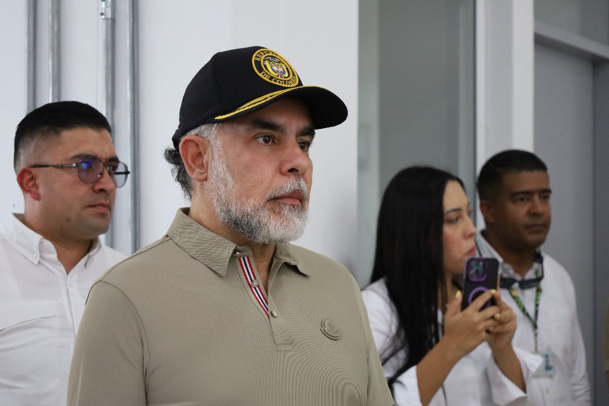 MinInterior's tweet photo. #COMUNICADO 🔴 | Tras los atentados en Amalfi (Antioquia) y Cali (Valle del Cauca) que dejaron 8 policías y al menos 5 personas fallecidas, el ministro del Interior, @AABenedetti, afirmó: “No nos van a sembrar miedo, resistiremos contra el terrorismo”.

Lee el comunicado completo 👉🏻 https://t.co/J08hMKJneS
