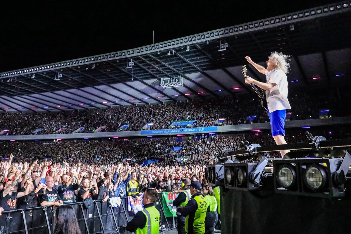 We salute you Edinburgh! #PowerUpTour 📷 <a href="/ChristieGoodwin/">Christie Goodwin</a>