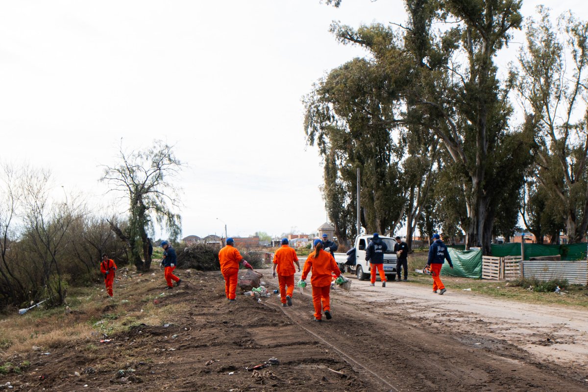 🛠 Operativos integrales de limpieza y saneamiento en barrios de Bahía Blanca.

👷‍♂️ En coordinación con la Municipalidad y trabajo cooperativo, estamos llevando adelante acciones en la zona de Más Barrios y se continuará en los barrios Caracol II, Evita y Tierras Argentinas.