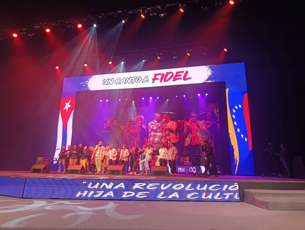 Ahora, hoy, una Cantata a #FidelEsFidel, en la hermana #Venezuela. 
#100AñosConFidel
#VenezuelaCuba.