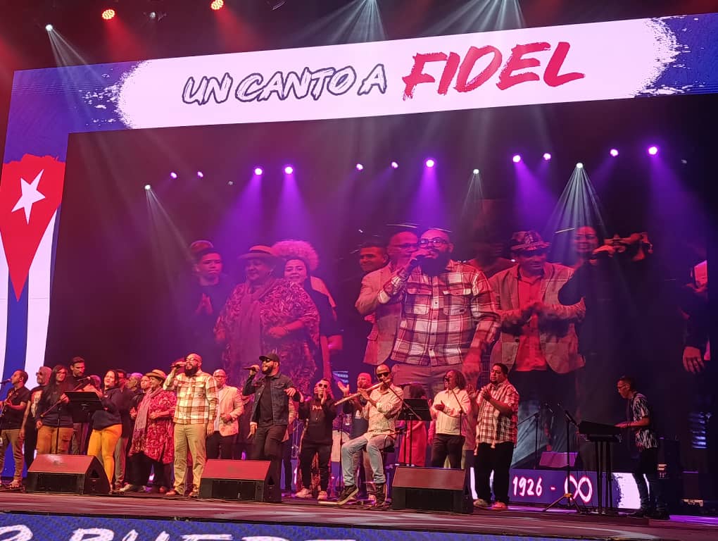 AbelendaCuba's tweet photo. Ahora, hoy, una Cantata a #FidelEsFidel, en la hermana #Venezuela. 
#100AñosConFidel
#VenezuelaCuba. https://t.co/ZwZp2woIwf