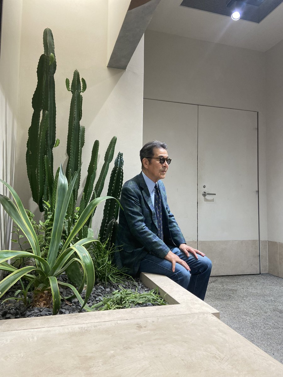 グッモー✌️渋谷の某所。『サボテン』の傍に佇んでる男、私です