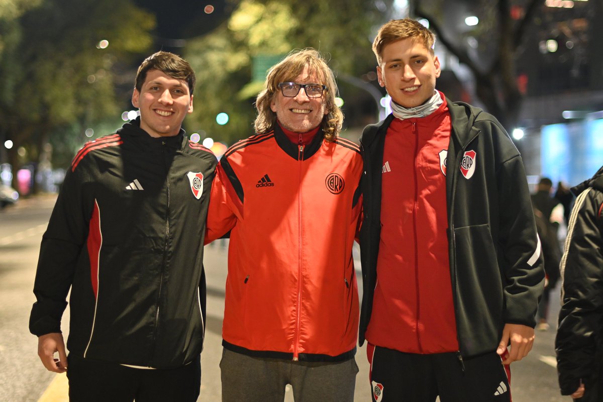 RiverPlate's tweet photo. 𝐃𝐞 𝐜𝐨𝐫𝐚𝐳𝐨𝐧 𝐲𝐨 𝐯𝐞𝐧𝐠𝐨 𝐚 𝐯𝐞𝐫𝐭𝐞🤍❤️🤍 https://t.co/rfYuhVaENP