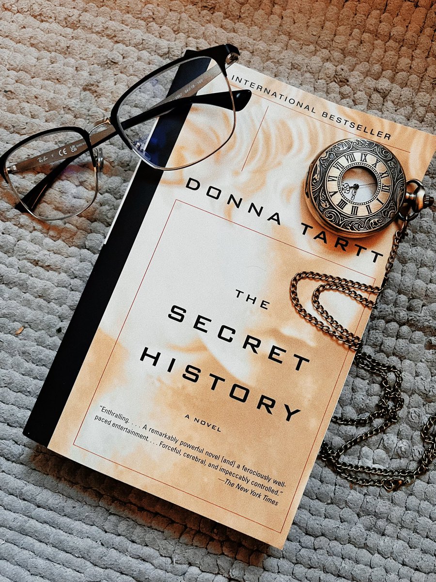“Beauty is terror. Whatever we call beautiful, we quiver before it.”
—Donna Tartt, The Secret History

#DarkAcademia #Aesthetic #MeetTheArtist #book #TheSecretHistory #cat