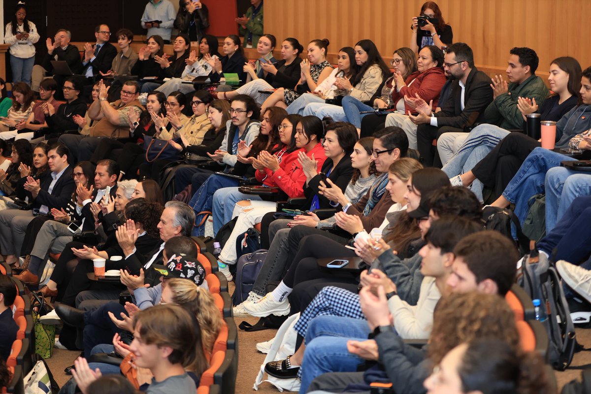 BenitoMiron's tweet photo. Gracias, Dra. Alicia Bárcena, por inaugurar con tanta inspiración Historias que Transforman en @Tec_CSF. Su liderazgo y visión dejan huella en nuestra comunidad y fortalecen esta iniciativa que acerca a jóvenes a trayectorias que inspiran. https://t.co/Bw1aRD58nK