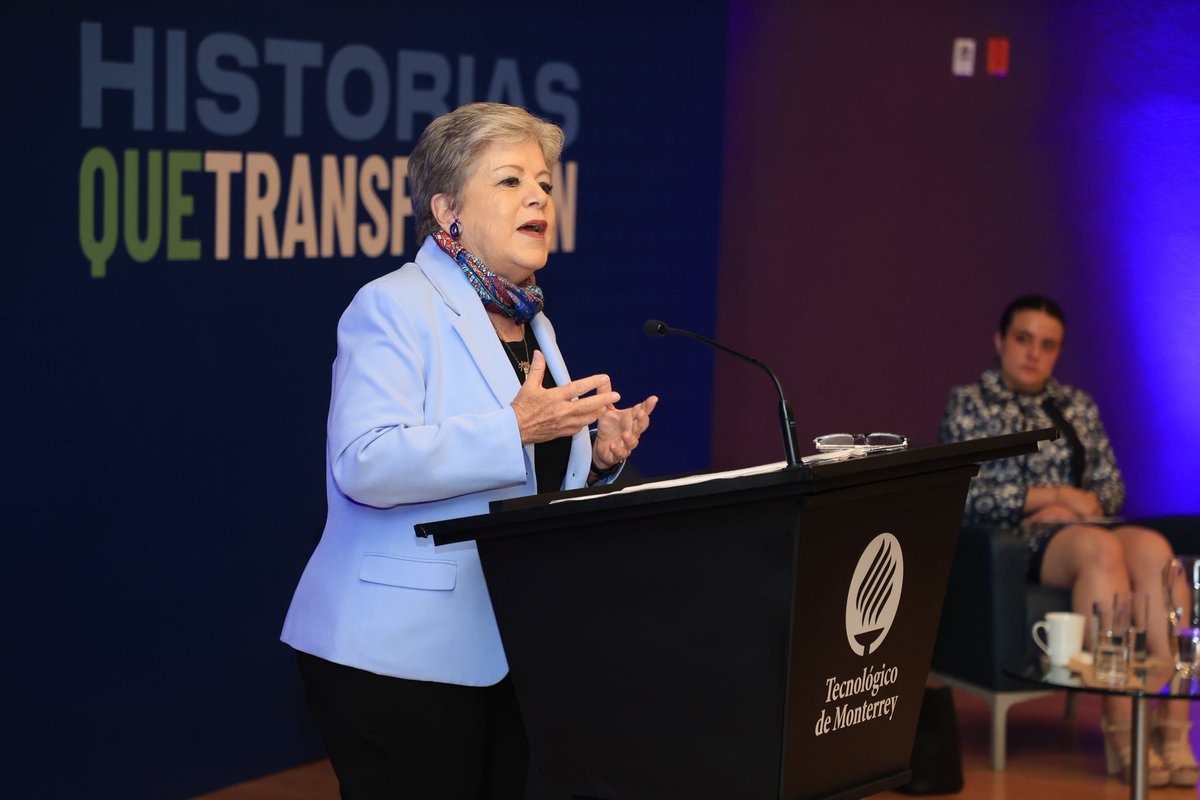 BenitoMiron's tweet photo. Gracias, Dra. Alicia Bárcena, por inaugurar con tanta inspiración Historias que Transforman en @Tec_CSF. Su liderazgo y visión dejan huella en nuestra comunidad y fortalecen esta iniciativa que acerca a jóvenes a trayectorias que inspiran. https://t.co/Bw1aRD58nK