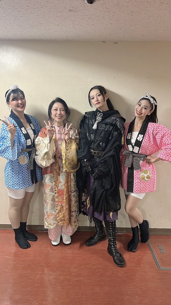 mi4_1's tweet photo. 舞台「死神遣いの事件帖 終」
福岡千穐楽ご来場頂きありがとうございました。

カンパニーの皆様にお祝いして頂き、
👏8.21❤️‍🔥最高な誕生日🎂を迎える事ができました。めちゃくちゃ幸せです！
皆様に日頃の感謝の気持ちを込めて。
いつもありがとうございます。

女子ズの皆様と📸

#ムビステ
#しにつか https://t.co/O09hBs2Kk0