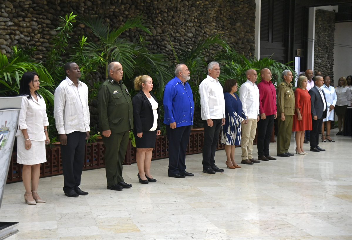 Presidencia Cuba 🇨🇺 (@presidenciacuba) on Twitter photo 🇨🇺| A pocas horas del 23 de agosto, cuando #Cuba celebra el aniversario 65 de la <a href="/FMC_Cuba/">FMC de Cuba</a>, el Presidente <a href="/DiazCanelB/">Miguel Díaz-Canel Bermúdez</a> encabezó la ceremonia de condecoraciones a mujeres que desde diferentes sectores del país, siguen siendo "una Revolución dentro de la Revolución".
🧵 🇨🇺| A pocas horas del 23 de agosto, cuando #Cuba celebra el aniversario 65 de la <a href="/FMC_Cuba/">FMC de Cuba</a>, el Presidente <a href="/DiazCanelB/">Miguel Díaz-Canel Bermúdez</a> encabezó la ceremonia de condecoraciones a mujeres que desde diferentes sectores del país, siguen siendo "una Revolución dentro de la Revolución".
🧵