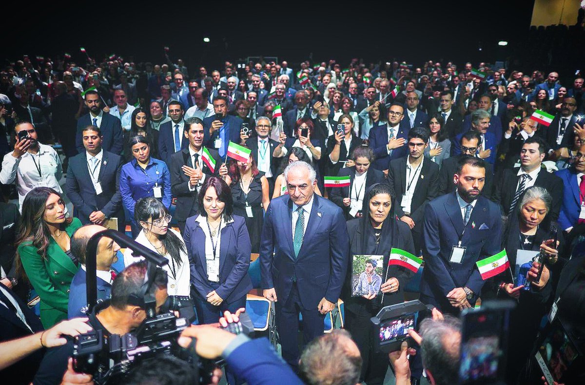 ramaeenn's tweet image. سقوط #خامنه‌ای و رژیم جنایتکارش با خیزش ملت ایران و رهبری #رضاشاه‌دوم رقم خواهد خورد.