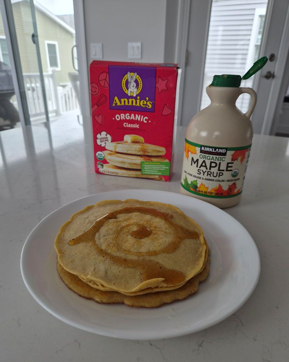 Sometimes being an adult means you can choose pancakes for dinner. Being a responsible adult means I added some protein powder to them, of course 🥞💪 #adulting