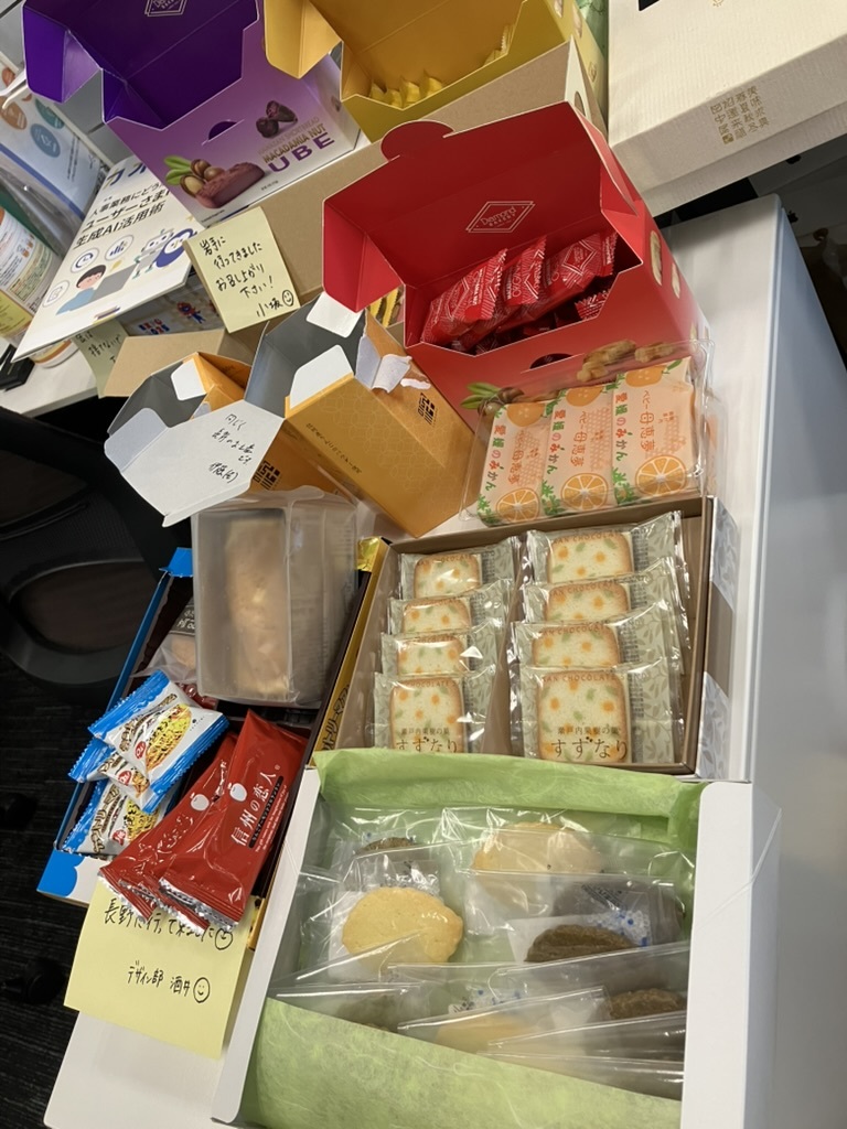 お盆明けの今週、Insight Edgeのオフィスには全国＆海外からのお土産がずらり🏖️！

長野、岩手、愛媛、那須高原、ハワイに韓国まで…🌍
お菓子を囲んで自然と会話が生まれ、にぎやかな雰囲気に☕

たまには、こんなゆるっとした時間も😌

#会社の雰囲気伝われ #採用