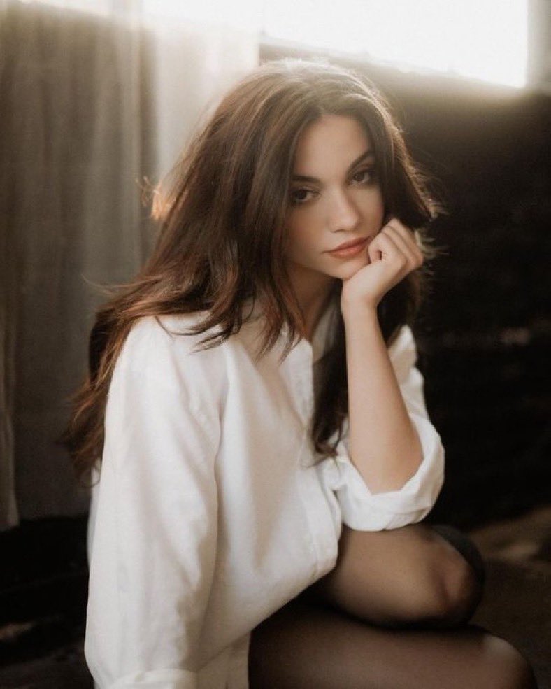 ✨ Kicking off her first shoot with us, Nova proves why she’s one to watch. From WWE media to the hype around Terrifier 4, she’s no stranger to the spotlight. In an oversized white shirt and sheer tights, she makes effortless elegance look easy.