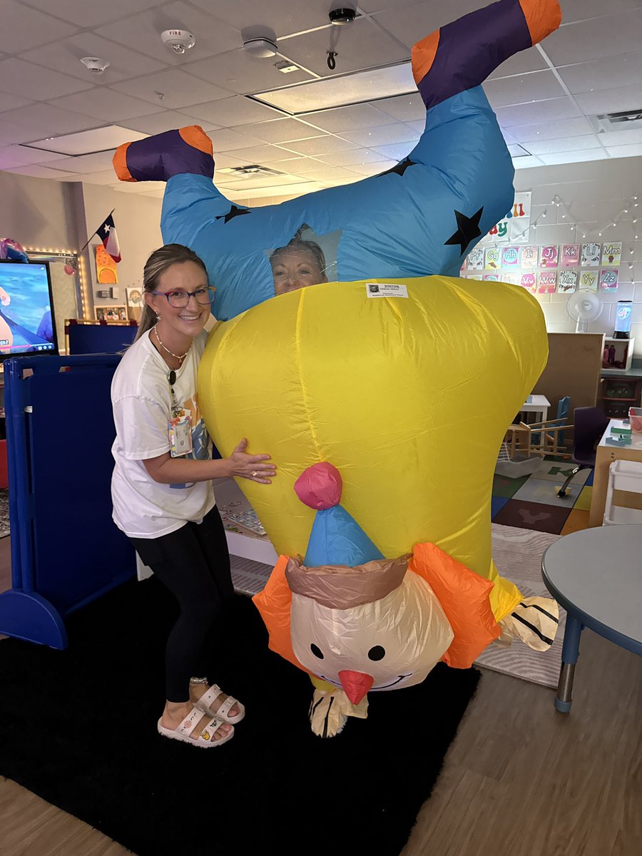 AmandaRileyMBE's tweet photo. She’s baaaaack!! GramE was clowning around at @HumbleISD_MBE ! The pre-K kiddos loved the clown book we read together 💜🧸🤡 here’s to lucky year 13 at MBE and 36 years around the sun! 🎉 #mbeisfamily #focusonthegood #BirthdayGirl @HumbleISD https://t.co/5w9tqIdvQT