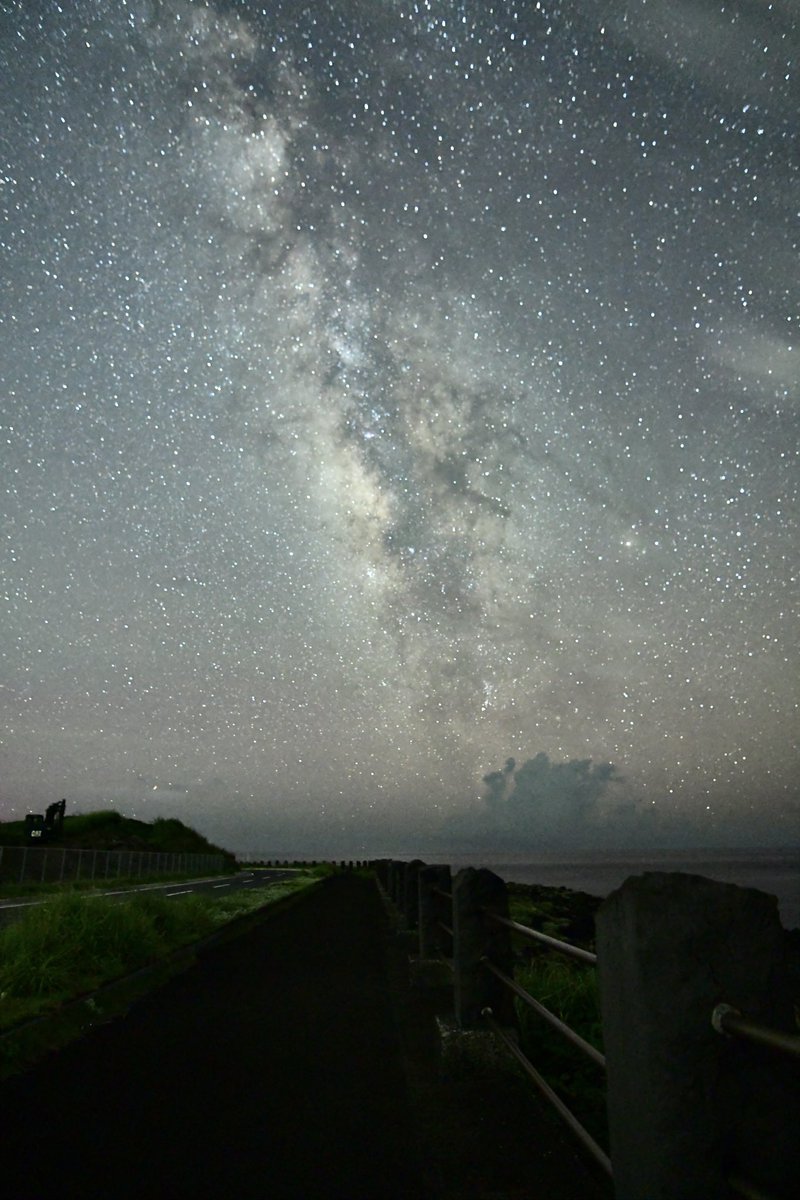 chikayuki_t's tweet photo. 昨晩の天の川
雲が多くて諦めかけたけど奇跡的に天の川の付近だけ晴れた！
毎夜の天の川…辞められない…今夜も行こう😅
#天の川
#八丈島 https://t.co/h5jst1NVZ4