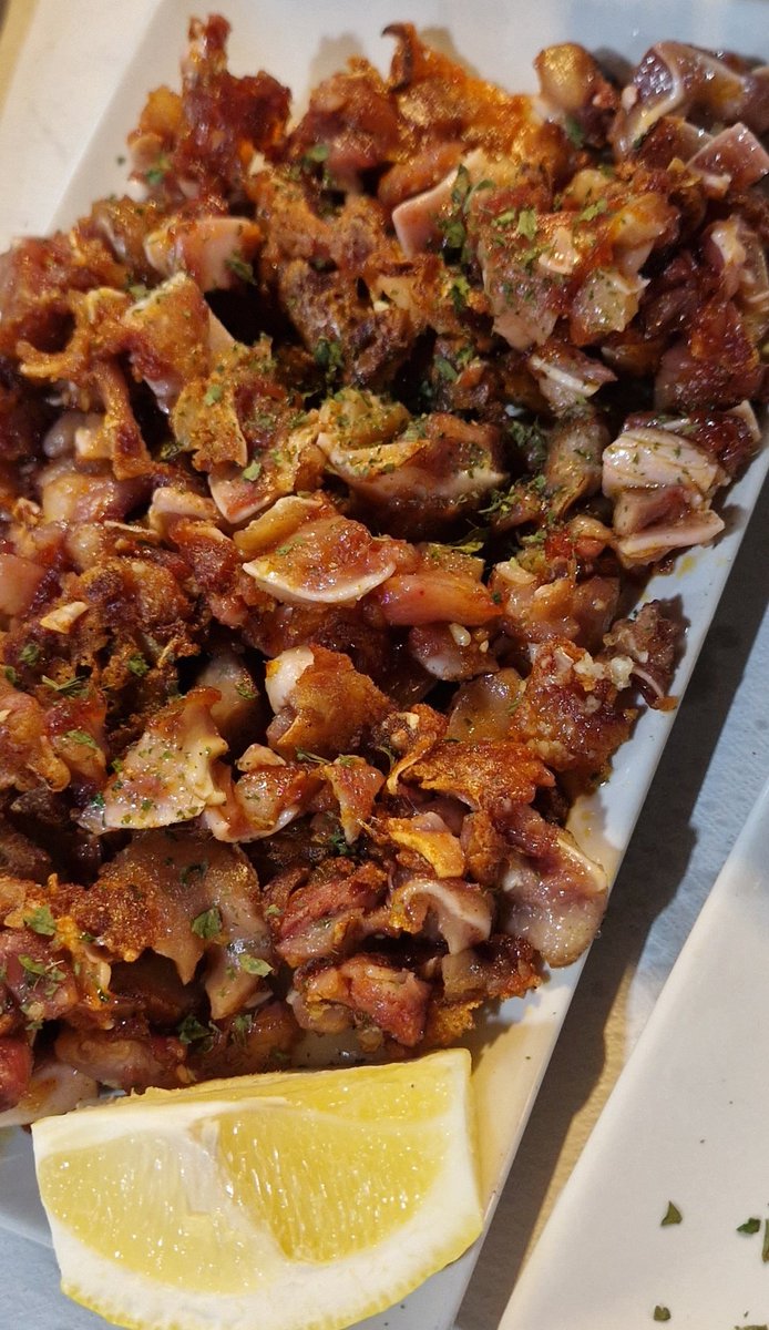 Cenas casqueras en CASA ENRIQUETA😋. Entresijos,  mollejas, canutos, zarajos, oreja...de viva el casticismo matritense casquero!!!. #SomosCasqueros #Madrid #Carabanchel