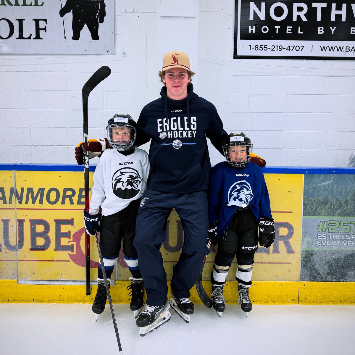 Hometown kid, Canmore Eagles alumnus and University of Minnesota Gopher <a href="/finnmclaughlin_/">Finn</a> back in the nest before heading off to college, helping with the Summer Hockey School!

Thanks for popping in Finner! 🐠
#bowvalleybestvalley 
<a href="/TheAJHL/">TheAJHL</a>