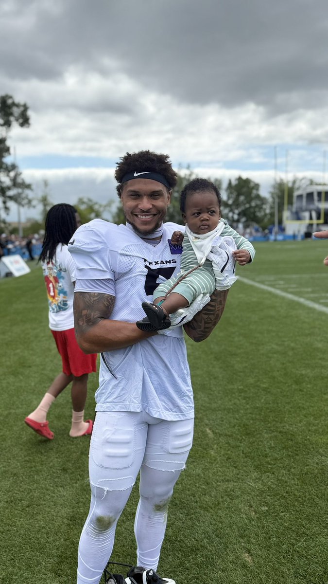 Shoutout to <a href="/JalenPitre1/">Jalen Pitre</a> for taking the time after practice to say what’s up to my lil guy. Good luck to you this season bro! 🤘🏾#LivingLegend