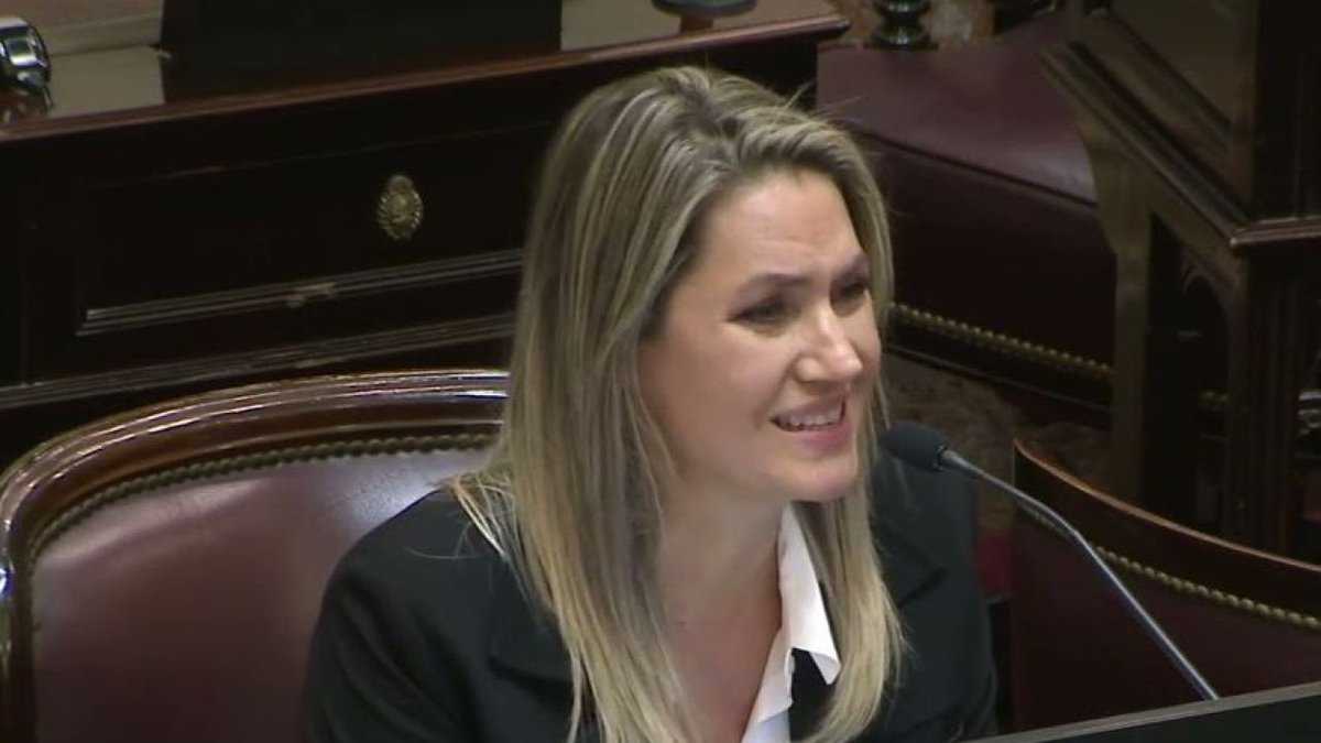 Carlos 🇦🇷 (@capcentral) on Twitter photo Yo vote a <a href="/carolinalosada/">Carolina Losada</a> oportunamente
Me doy cuenta q me equivoqué
Hoy en el senado voto para sostener los decretos de Milei q destruyen el INTI,INTA,VIALIDAD y otros
La gente perdia si se sostenían esos decretos
Lo hizo x obediencia debida y para mantener su puestito
FIN Yo vote a <a href="/carolinalosada/">Carolina Losada</a> oportunamente
Me doy cuenta q me equivoqué
Hoy en el senado voto para sostener los decretos de Milei q destruyen el INTI,INTA,VIALIDAD y otros
La gente perdia si se sostenían esos decretos
Lo hizo x obediencia debida y para mantener su puestito
FIN