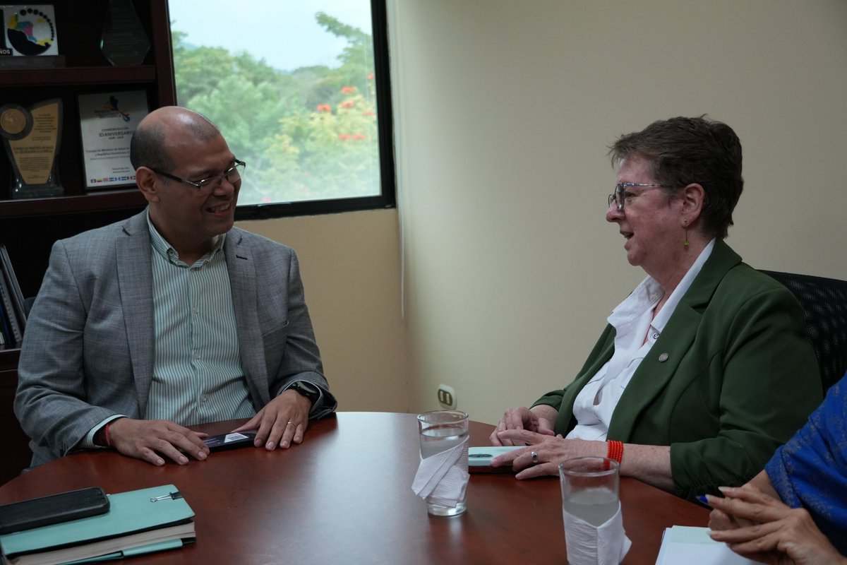 SECOMISCA's tweet image. El Secretario Ejecutivo del Consejo de Ministros de Salud de Centroamérica y República Dominicana #COMISCA, José Renán De León, sostuvo reunión de trabajo con la Secretaria General de la @SGSISCA_SICA, Ana Leticia Aguilar, para conocer la agenda regional social y promover