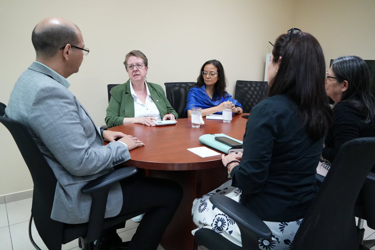 SECOMISCA's tweet image. El Secretario Ejecutivo del Consejo de Ministros de Salud de Centroamérica y República Dominicana #COMISCA, José Renán De León, sostuvo reunión de trabajo con la Secretaria General de la @SGSISCA_SICA, Ana Leticia Aguilar, para conocer la agenda regional social y promover