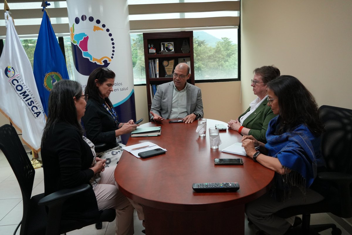 SECOMISCA's tweet image. El Secretario Ejecutivo del Consejo de Ministros de Salud de Centroamérica y República Dominicana #COMISCA, José Renán De León, sostuvo reunión de trabajo con la Secretaria General de la @SGSISCA_SICA, Ana Leticia Aguilar, para conocer la agenda regional social y promover