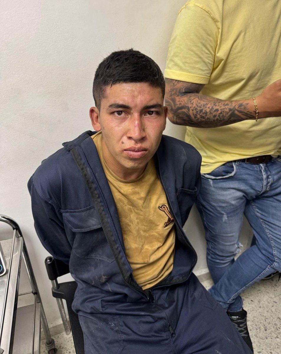 Criticolombia2's tweet photo. La comunidad agarró al presunto responsable del atentado terrorista en Cali. Adivinen por quien votó? https://t.co/72Tfvt6jqb