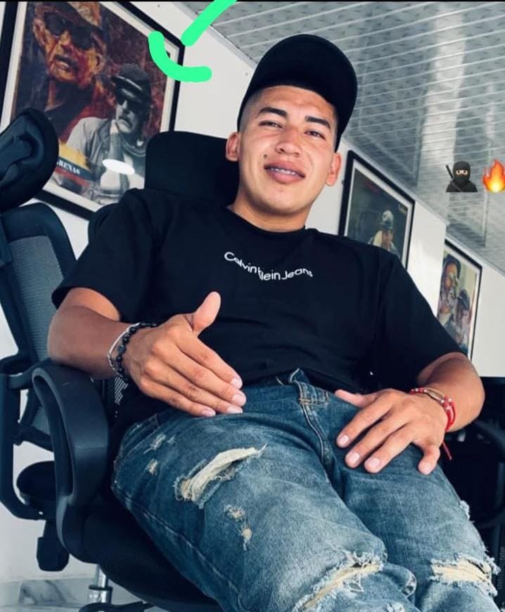 Criticolombia2's tweet photo. La comunidad agarró al presunto responsable del atentado terrorista en Cali. Adivinen por quien votó? https://t.co/72Tfvt6jqb