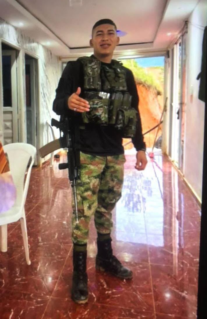 Criticolombia2's tweet photo. La comunidad agarró al presunto responsable del atentado terrorista en Cali. Adivinen por quien votó? https://t.co/72Tfvt6jqb