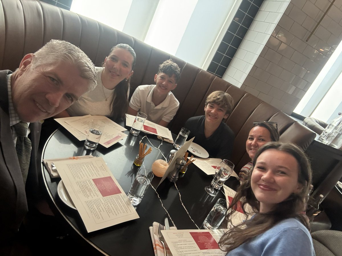 oakesmic's tweet photo. Table for 6...about to become a table for 4. Good luck to everyone going to college! https://t.co/hL9sDARiY9