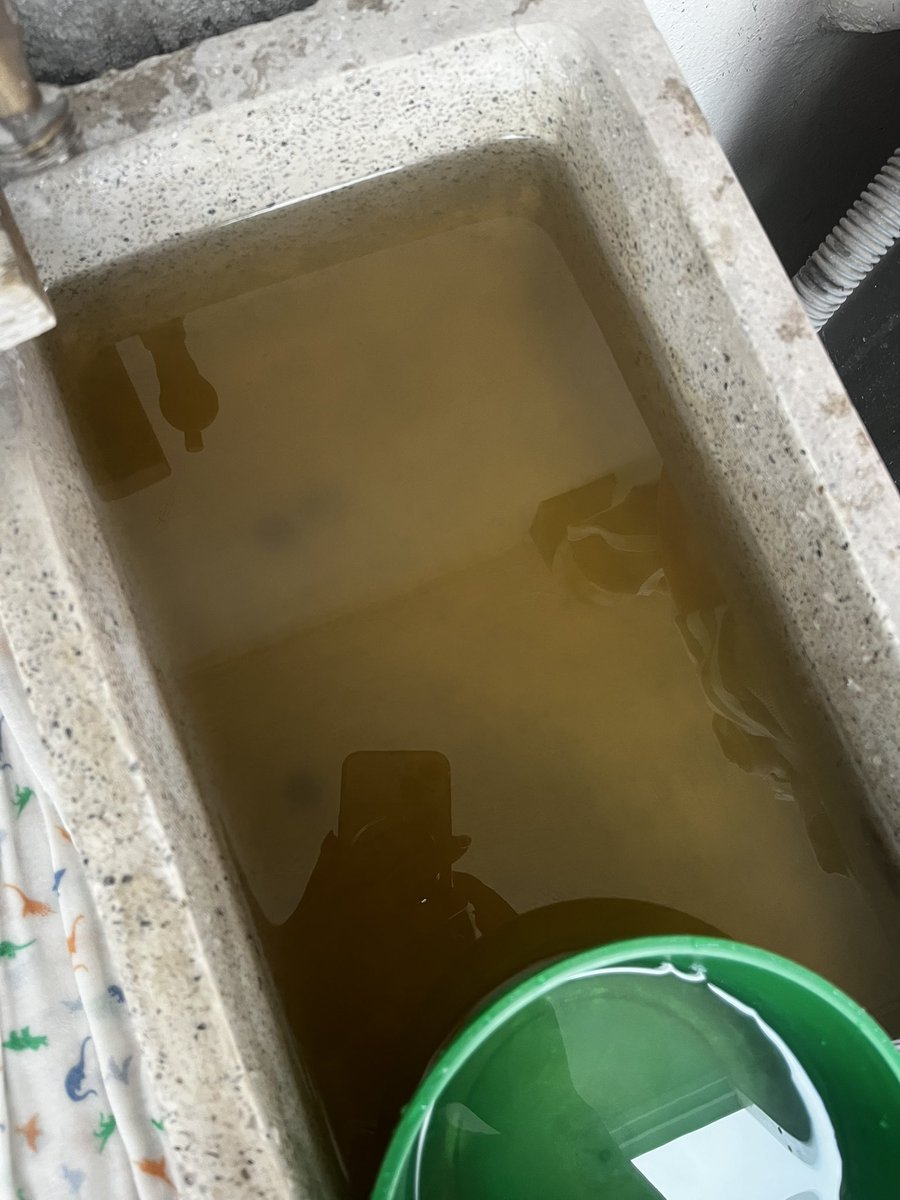 monyhm7's tweet photo. @siapagdl que onda el agua tan marrana que está saliendo en la colonia Altagracia en Zapopan!?????? https://t.co/RwsWfehWSD
