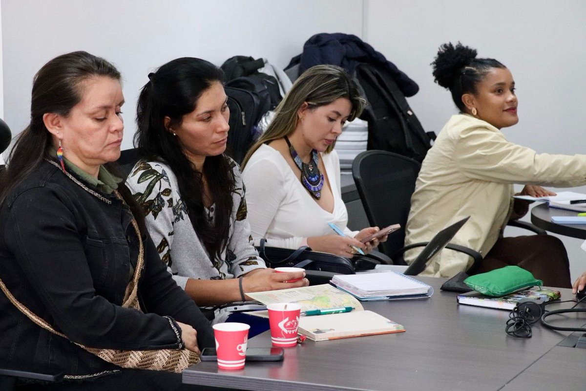 MinInterior's tweet photo. #AgendaDelDía 📝 | Con el equipo de Proyectos Especiales PINES de la Dirección de la Autoridad Nacional de #ConsultaPrevia, realizamos la Mesa Técnica Interinstitucional para los proyectos Interconexión Colombia–Panamá 300kv y Ampliación Santuario–Acandí. ⚡🌱

En este espacio, junto a @MinEnergiaCo, @ANLA_Col, @intercolombia y @ParquesColombia, definimos acciones estratégicas y articuladas que permitan el desarrollo de proyectos de gran impacto para la transición energética y la protección del medio ambiente.

Todo ello garantizando el derecho fundamental de las comunidades a la #ConsultaPrevia. ✊🏽

#EsEnElTerritorio 🖐🏿🖐🏾🖐🏽