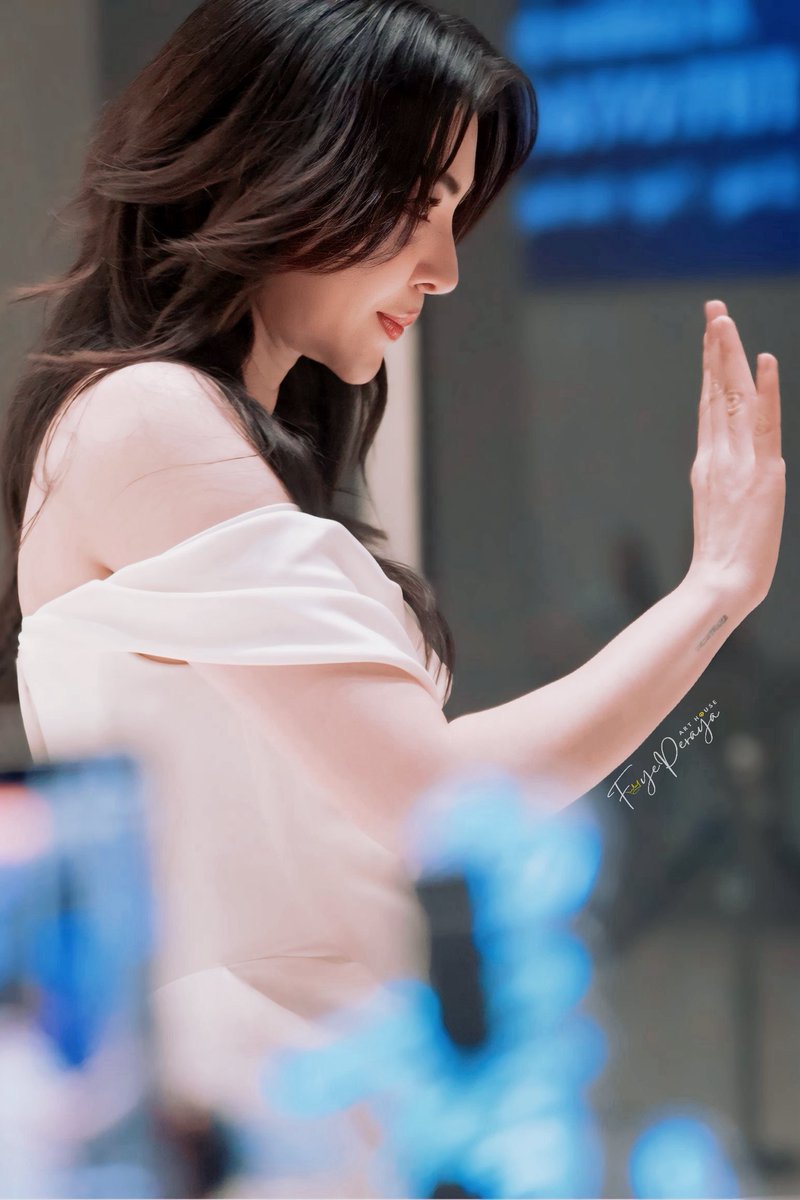 She carries love in her eyes 👀

PERAYA LEGENDARY LEGACY
#TiffanyAndCoxFaye