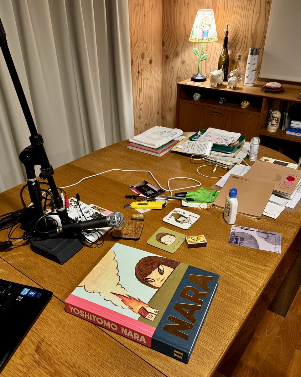 michinara3's tweet photo. 昨夜はロンドン個展のカタログを丁寧に見ていた。デザインしてくれた方を思い出していた。編集してくれたクレアは、日本語がまったく話せないけどお母さんが日本人だそうで、それもあってなのかとても一生懸命にやってくれた。 https://t.co/4kJnon8zBx