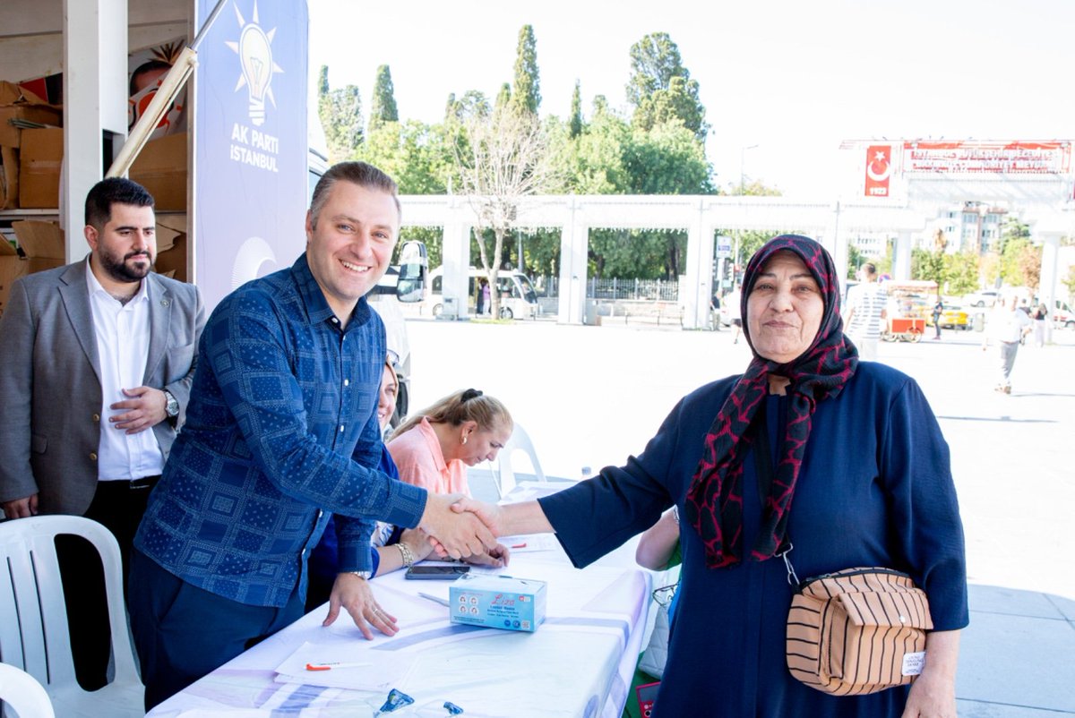 Akbakirkoy's tweet photo. Bakırköy Meydan’daki AK Nokta’mızda vatandaşlarımızla bir araya gelerek üye çalışmalarımızı gerçekleştirdik.

Teşkilatımızla birlikte coşkulu bir atmosferde gerçekleşen buluşmada, milletimizle gönül gönüle olmaya devam ediyoruz. 🤝

#HerMahallesiyleBakırköy #AKNokta #Bakırköy https://t.co/Vxtm23cfoa