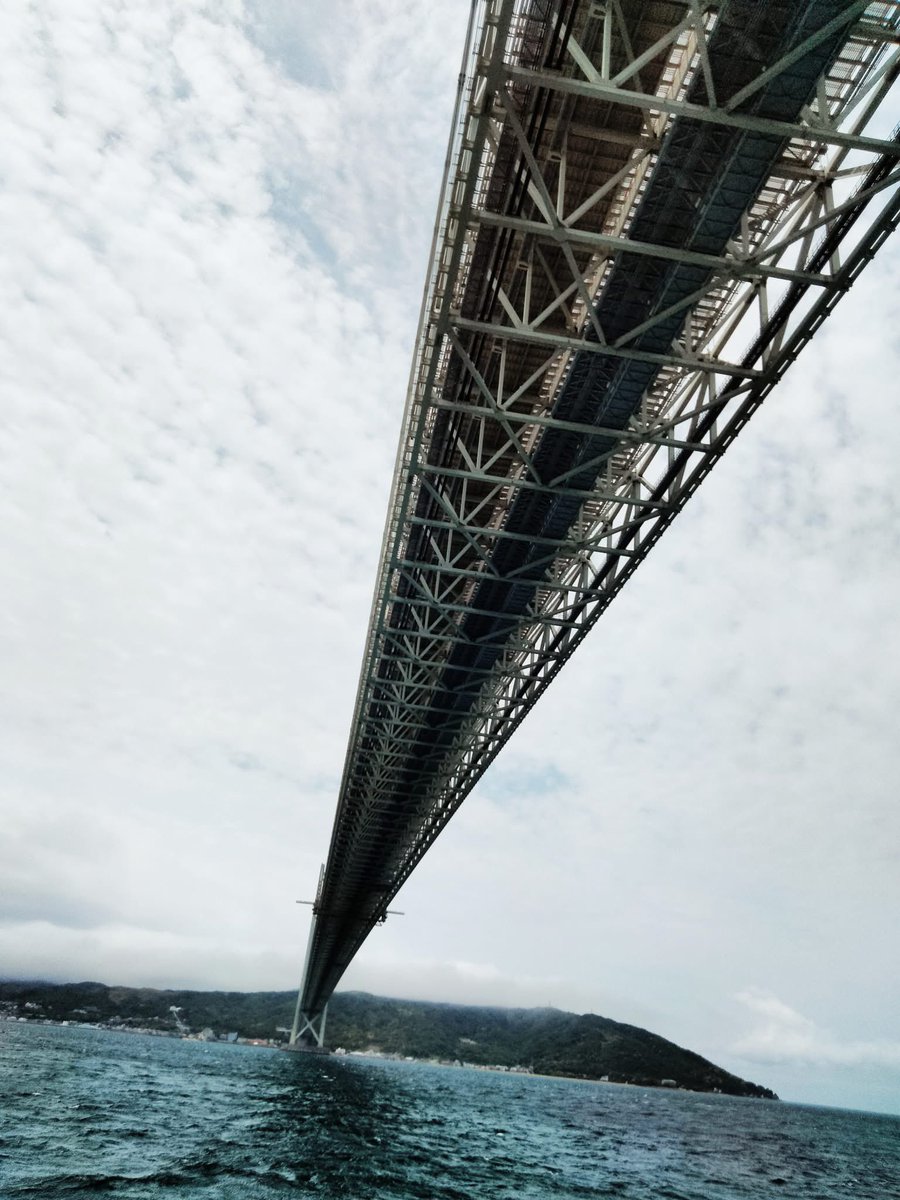 この暑い京都ですら夜風には秋の気配を感じます。
夏の始まりに瀬戸内海をクルーズした思い出は、置き去りにした青春の残照に似ていたのかもしれません。
空も波も風変わらないのに、時は残酷に過ぎていきます。
出会いと別れの中で、また新たな出会いに希望を感じでいる自分がいます。