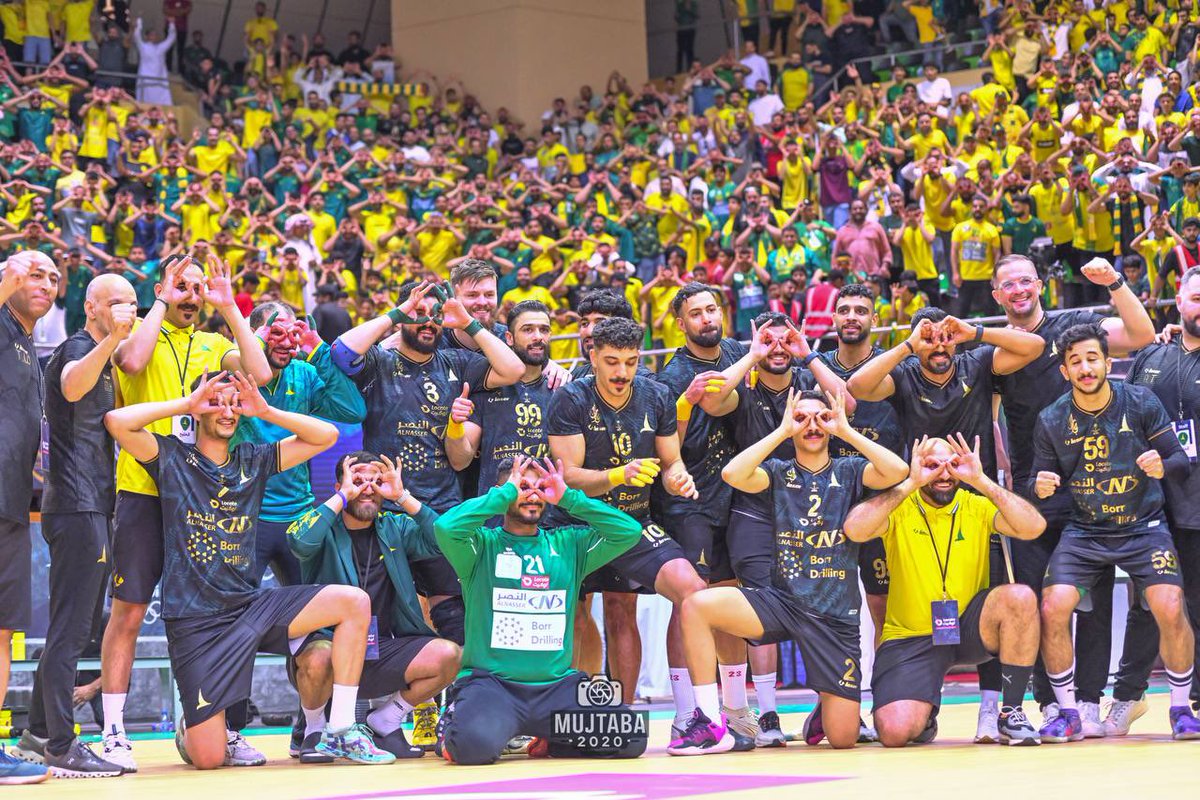 rere220's tweet image. جمهور ذهبي لا مثيل له 👑❤️
#نسور_الدانة 
#جمهور_الذهب 
#يد_الدانة 💛💚🦅