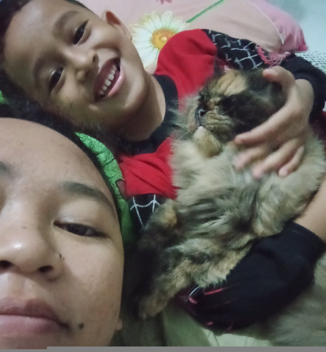 Tebak yg mana adeknya😚