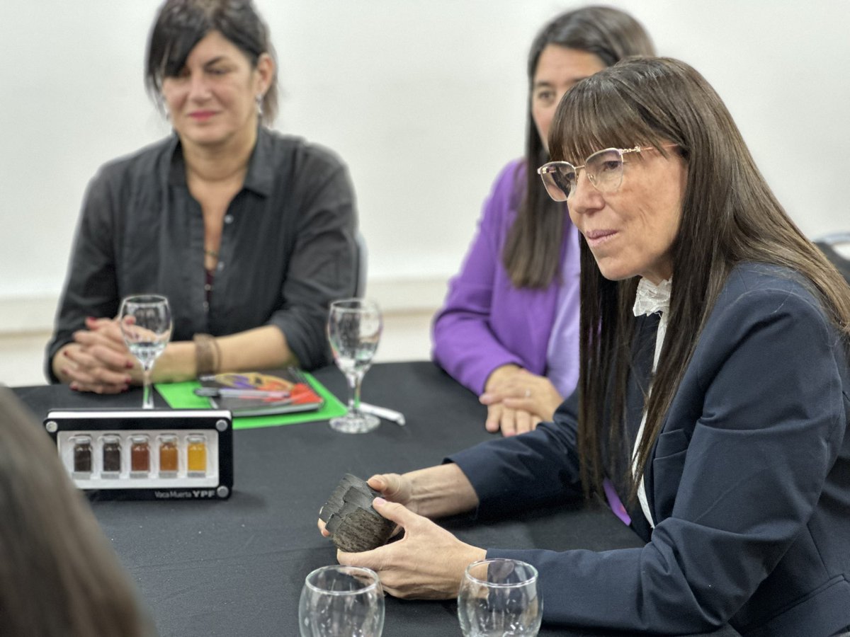 SI LAS JUVENTUDES CRECEN, LA PROVINCIA TAMBIÉN 

Compartimos un hermoso tiempo con estudiantes de Geología de la UNC, quienes van a participar y exponer en el Congreso Argentino de Estudiantes de Geología en La Rioja.

Desde el <a href="/GobProvinciaNqn/">Gobierno de la Provincia del Neuquén</a> seguimos acompañando a nuestras