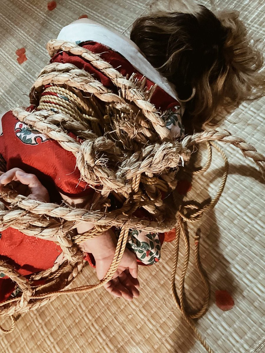 荒縄で原点回帰
細い麻縄は弥生系の優しさと繊細さがありますが、荒縄はガツンと縄文系