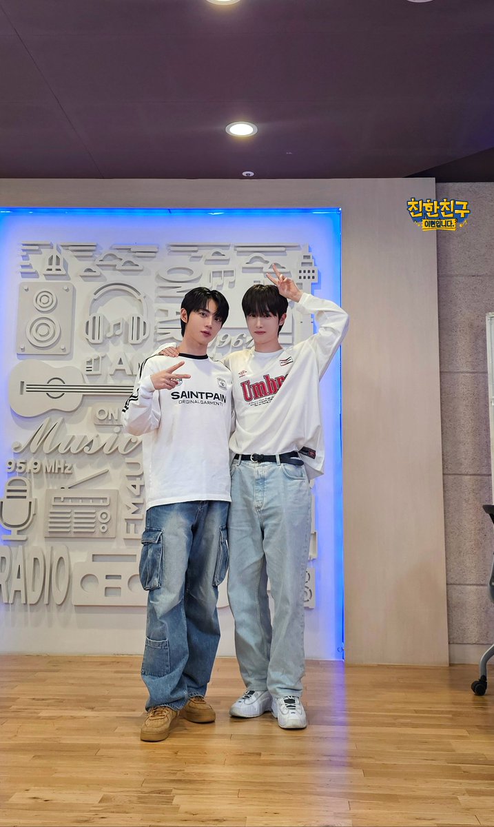 🙌친친🙌

#친한친구이현입니다
#친친서포터즈 #템페스트 #TEMPEST
#형섭 #혁 
<a href="/TPST__official/">TEMPEST</a>

#오늘의OOTD 
😎힙하게  (귀엽게 아니구요....?)