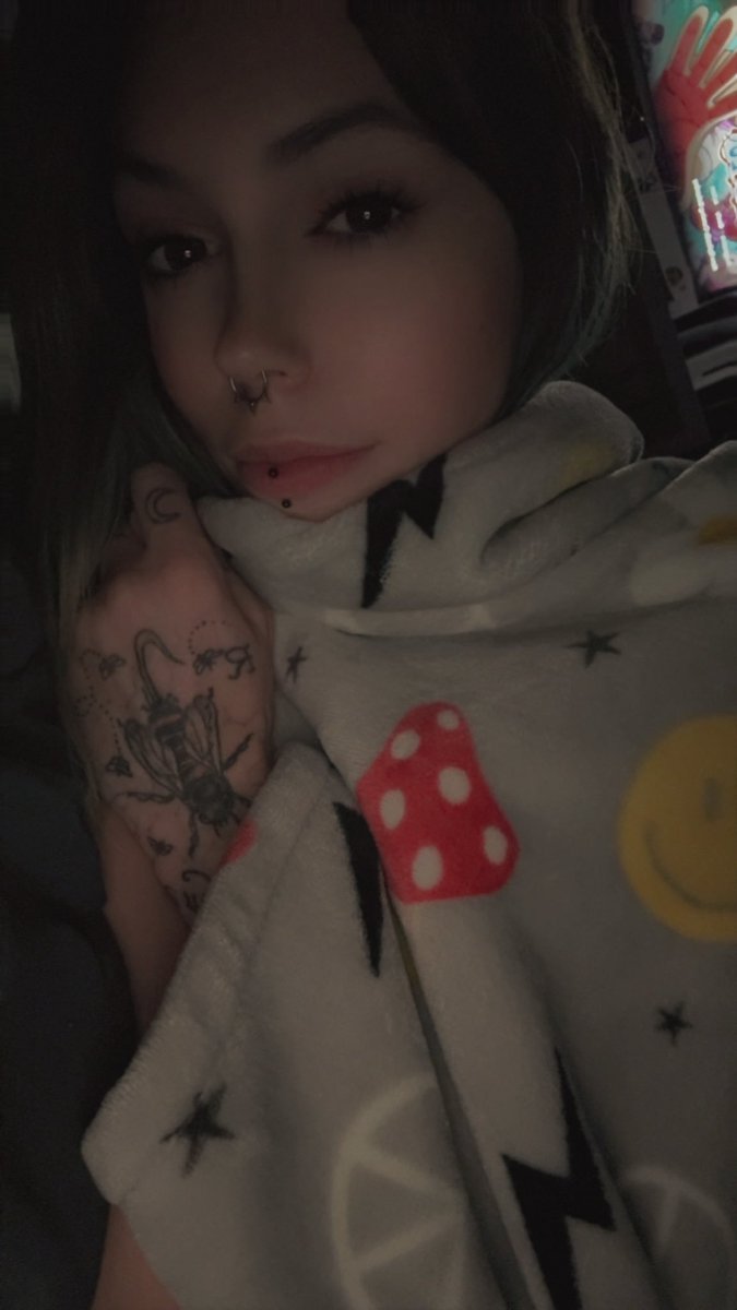 goodnight babes!
see y’all in the morning ✨🖤✨