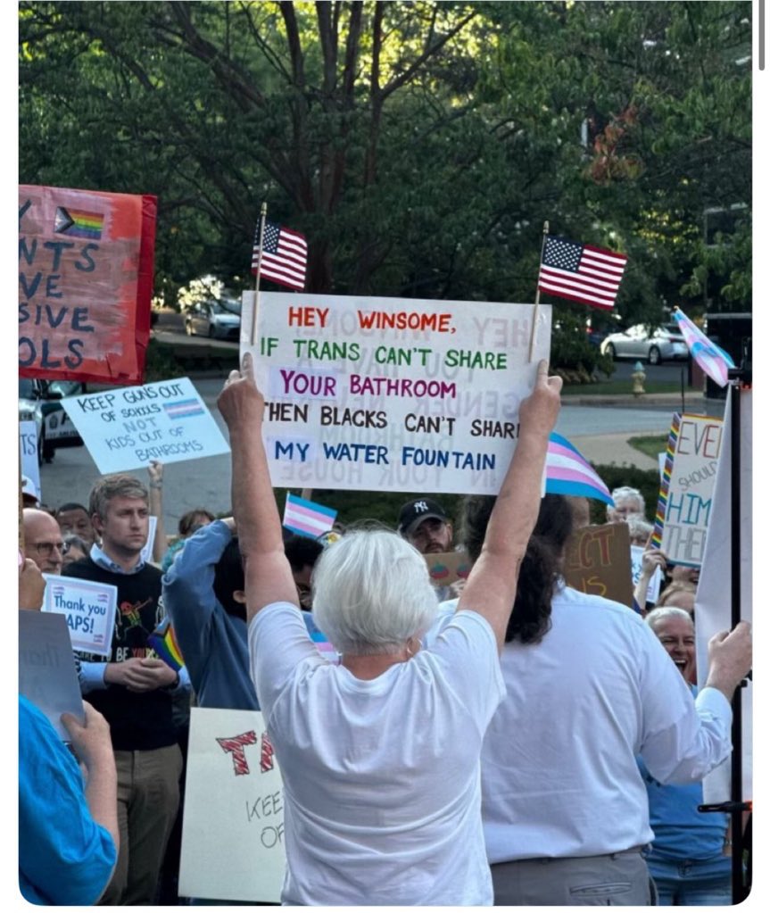 Asra Nomani (@asranomani) on Twitter photo 🧵 You won’t believe the Democratic org behind the racist sign a woman held up to challenge Lt. Gov <a href="/WinsomeSears/">Lt. Governor of Virginia - Winsome Earle-Sears</a>, who is black. The sign: “HEY WINSOME, IF TRANS CAN'T SHARE YOUR BATHROOM THEN BLACKS CAN'T SHARE MY WATER FOUNTAIN.” 🧵 You won’t believe the Democratic org behind the racist sign a woman held up to challenge Lt. Gov <a href="/WinsomeSears/">Lt. Governor of Virginia - Winsome Earle-Sears</a>, who is black. The sign: “HEY WINSOME, IF TRANS CAN'T SHARE YOUR BATHROOM THEN BLACKS CAN'T SHARE MY WATER FOUNTAIN.”
