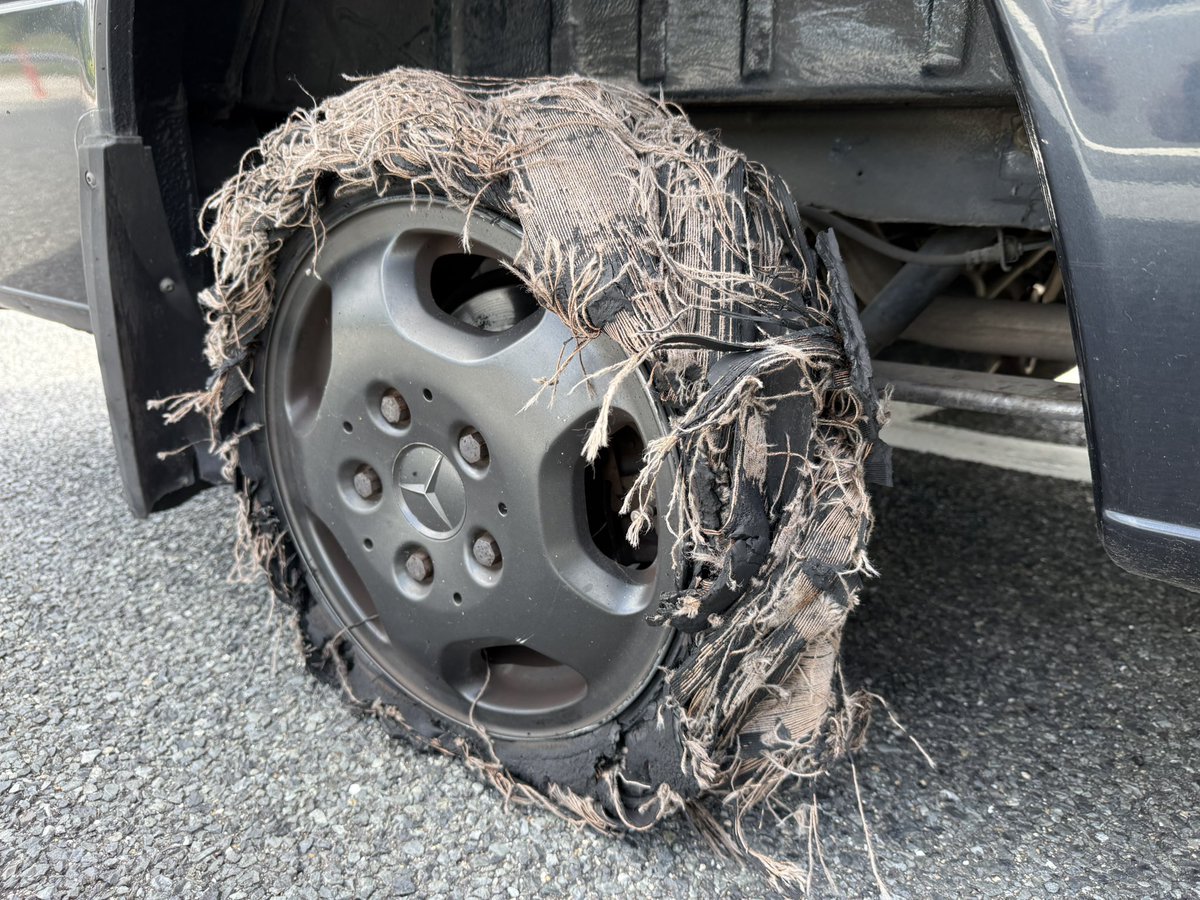 shinyomag's tweet photo. 本当大きな事故にならなくてよかったのと、運が良く3キロ先にパーキング。
路肩ハザード出しながら、タイヤの振動と音を聞く限りは、リムが削れてる音ではなかったので、なんとか移動できた

数台横を抜けて行きましたが、大変ご迷惑おかけしました。

空気圧は見てましたが、高速の峠に入ってしばらくしたら、パンッ！も言わずにバタバダバタ…
もっとタイヤの点検しておけばよかった。

今からタイヤ交換します…（ブレーキ周り冷えたら
まだラリーは続いてた…