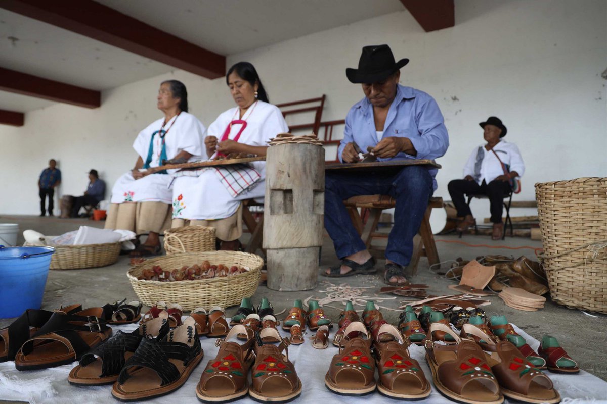 👟✨ Adidas ofrece disculpa pública en Oaxaca

Directivos de Adidas México acudieron a Villa Hidalgo Yalálag, Sierra Norte de Oaxaca, para disculparse con la comunidad por la comercialización del calzado "Oaxaca Slip On", inspirado en el huarache tradicional de la zona.

👉 La